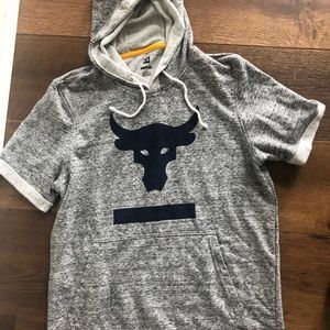 Boys XL Under Armour short sleeve gray sweatshirt